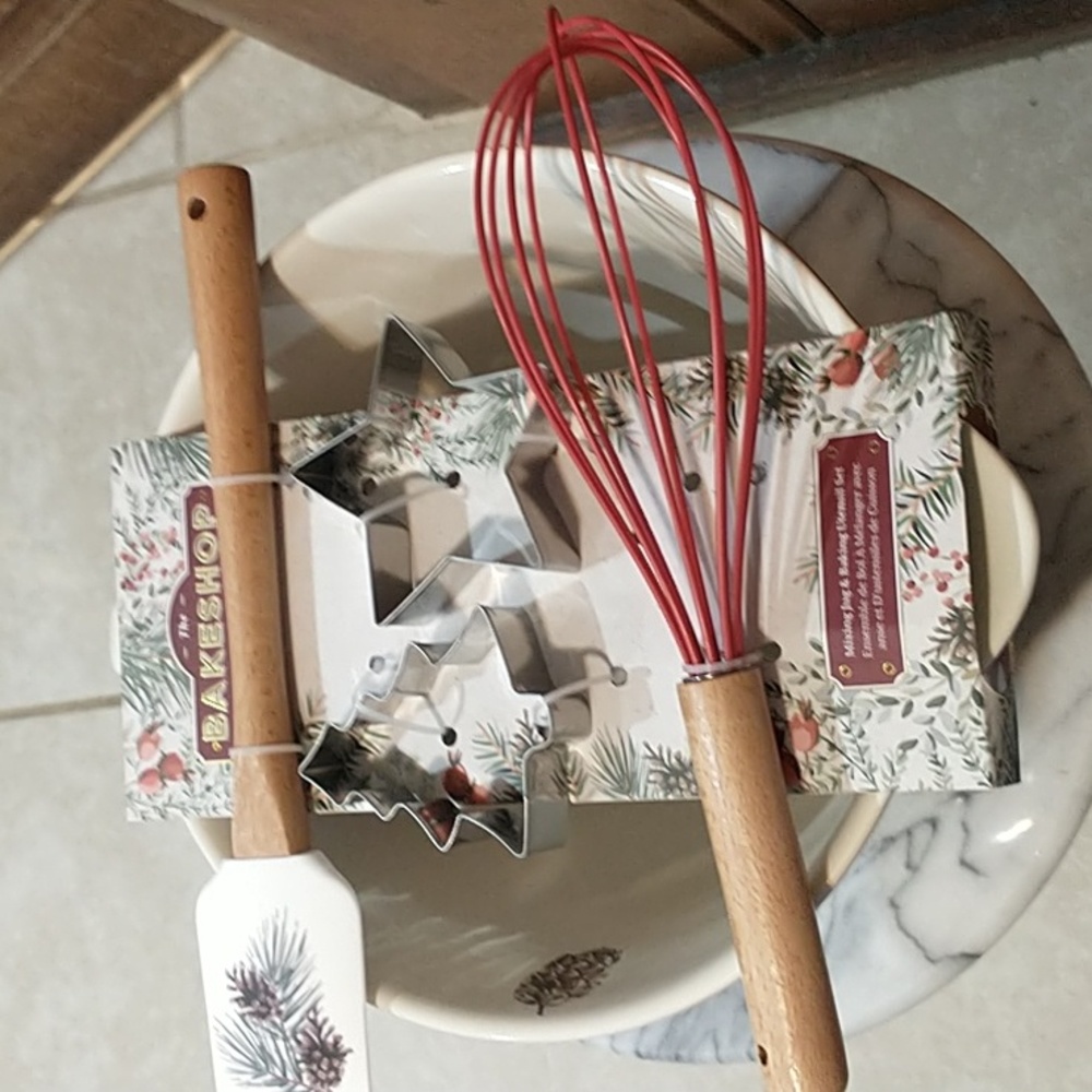 5 piece Kitchen Baking Set Christmas Cookie Cutter Bowl Whisk Spatula NEW! NIP